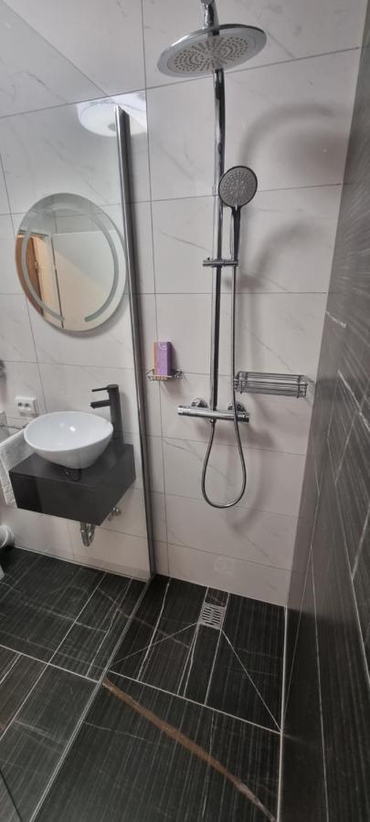 Studio-Apartment ' Andrei 1 ' - Neu In Нойбург-ан-дер-Донау Экстерьер фото